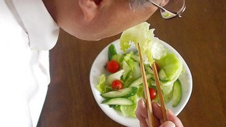 大ブームの「ジャーサラダ」 野菜の栄養減や食中毒に要注意