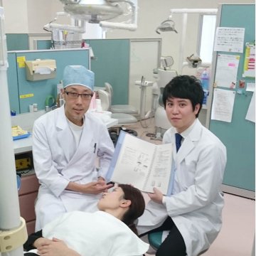 結束貴臣医師（右）と鎌田要平歯科医師
