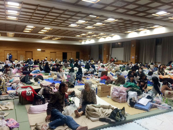 熊本地震で避難生活をする益城町の人々