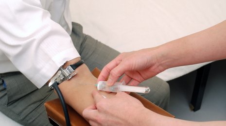 痛みナシ＆たった５分で計測 最新「血液検査装置」に期待