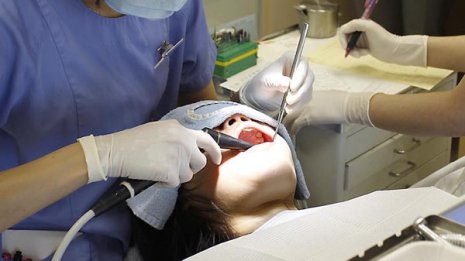 古い銀歯は取り換えが必要か