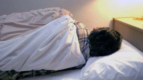 残業した夜は早めに寝る 睡眠時間と糖尿病リスクの関係