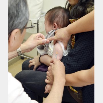 はしかの予防接種を受ける１歳児