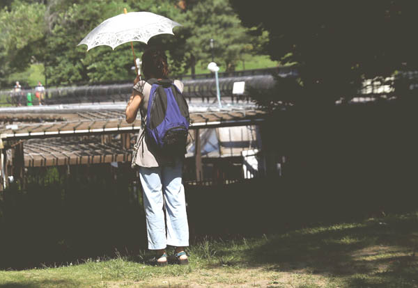 セントラルパークで日傘を手にたたずむ女性