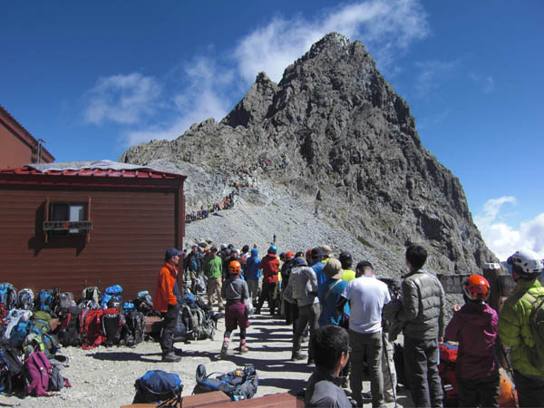 シルバーウイークには８００人もの登山者が槍ケ岳に