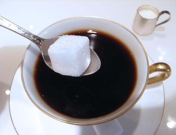 缶コーヒーにはこの角砂糖が16個分も入っている