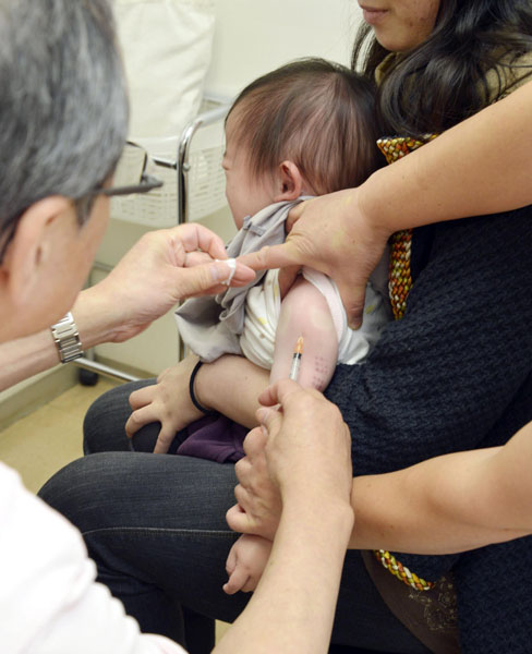 はしか、風疹混合ワクチンの接種を受ける１歳児