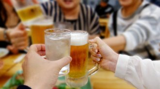 お酒を飲む量が多いほど乳がん発症リスクは上昇する