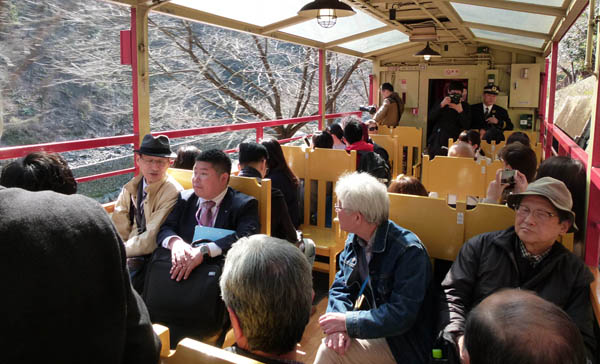 嵯峨野観光鉄道のトロッコ列車を楽しむシニアたち