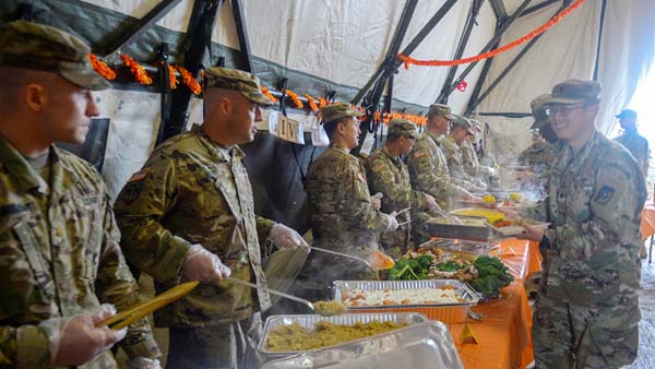 感謝祭の食事を配る陸軍兵士ら