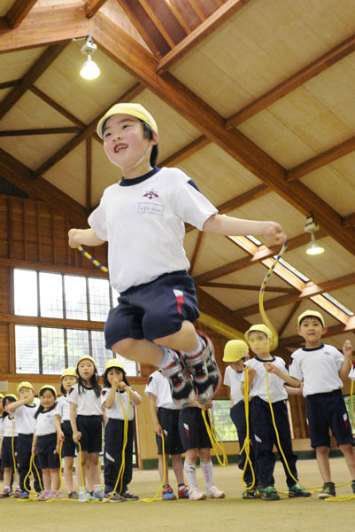 元気に縄跳びをする福島県郡山市の幼稚園児たち