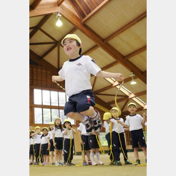 元気に縄跳びをする福島県郡山市の幼稚園児たち