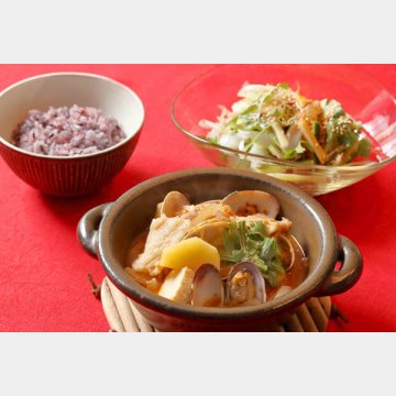 アサリの納豆チゲ、奥は左から雑穀ご飯と韓国風刺し身サラダ