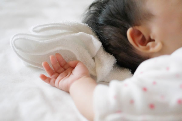 赤ちゃんには柔らかすぎる寝具の使用は避ける