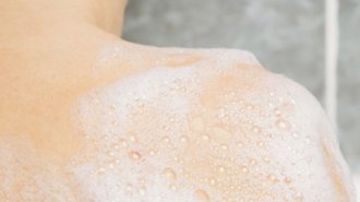 「皮膚＝肌」手入れの基本は石鹸を泡立て手で軽くこする