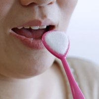「舌磨き」は優しく2～3回ほど表面をこするだけで十分