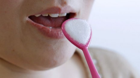 「舌磨き」は優しく2～3回ほど表面をこするだけで十分