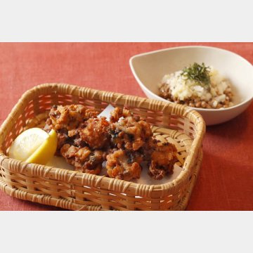 納豆の豚肉との天ぷら（左）とたくあんとの和え物