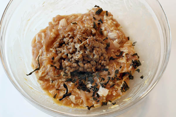 納豆は日本の自然の中で生まれた典型的な風土食（和え物の過程の納豆）