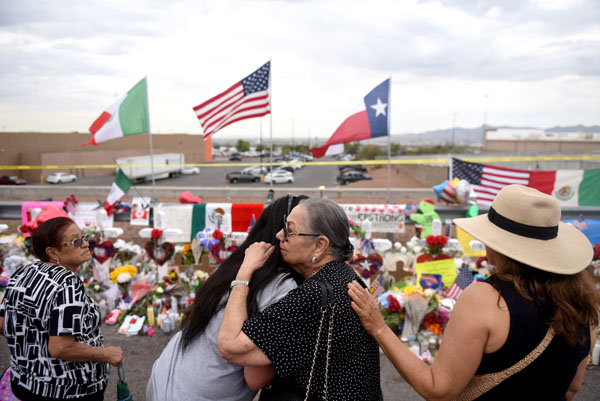 テキサス州エルパソで起きた銃乱射事件の現場に花をたむける人々