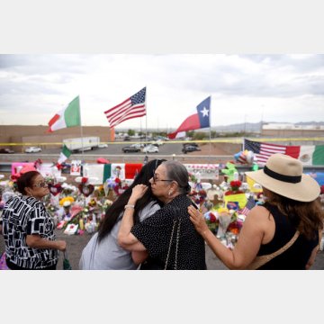 テキサス州エルパソで起きた銃乱射事件の現場に花をたむける人々