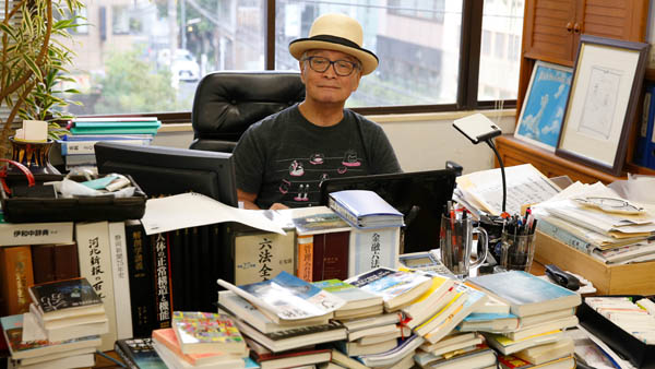 仕事場は本に囲まれていた（高須基仁さん、2018年8月撮影）／