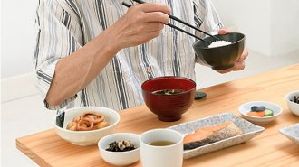 バランスの良い食事は高齢者の心身の衰えを予防するのか