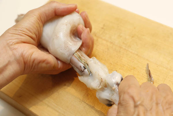 スルメイカは胴体から内臓、足、軟骨を引き抜く（作り方②）