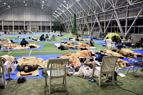 日本では台風19号の被害が…（避難所で雑魚寝をする被災者）／