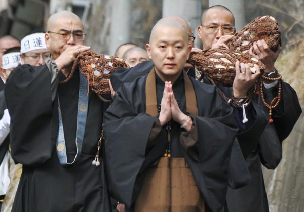 東日本大震災の犠牲者を悼み、念仏を唱えながら練り歩く僧侶
