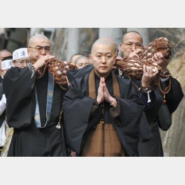 東日本大震災の犠牲者を悼み、念仏を唱えながら練り歩く僧侶