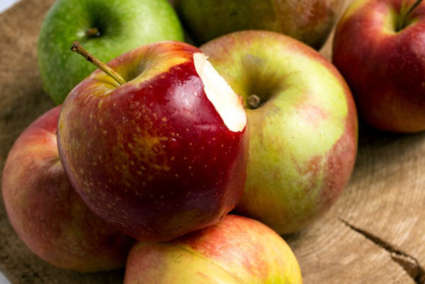 リンゴの栄養は皮の部分にたっぷり