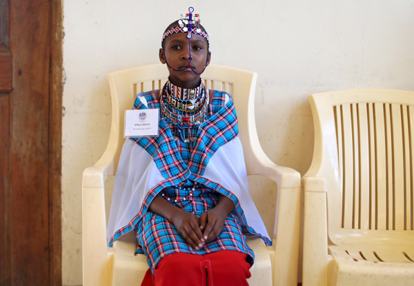 女性器切除（FGM）などの有害な行為に反対するマサイ族の少女（ケニア）／