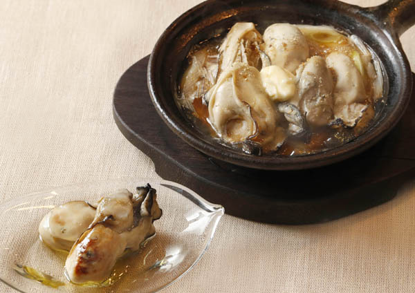 牡蠣とネギとの土鍋焼き（右）と牡蠣のオイル漬け