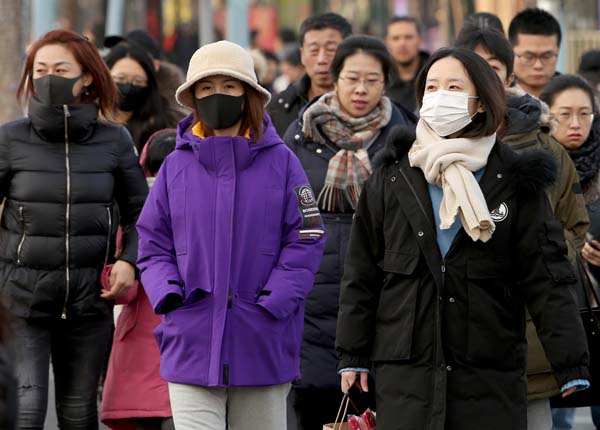 北京中心部でマスクをする市民