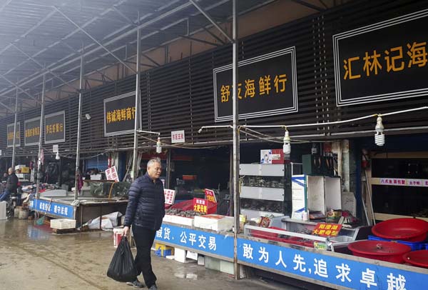中国武漢の「海鮮市場」ではコウモリやマーモットなどの小動物も店頭に…（閉鎖されている同市場）
