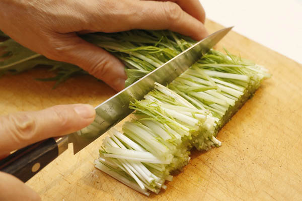 水菜は軸下を除き、長さ４センチに切り揃える