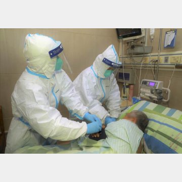 中国・武漢の病院で新型コロナウイルスによる肺炎の発症者の手当てをする医療関係者