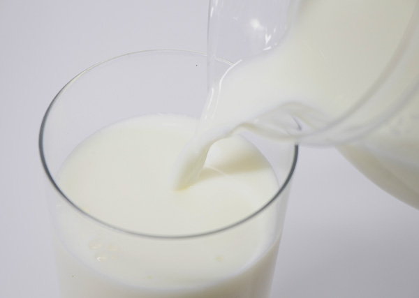 コップ1杯の牛乳で230ミリグラムのカルシウム