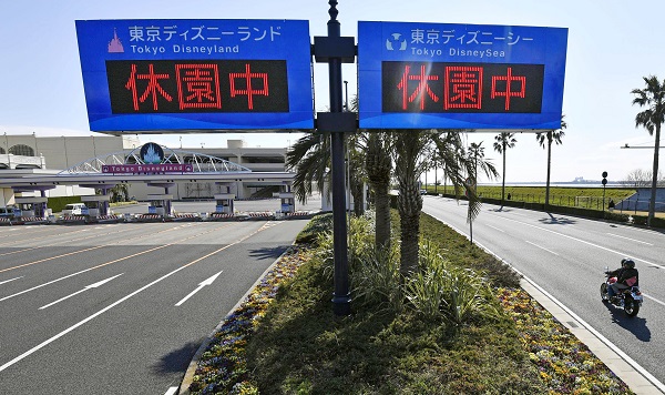 新型コロナウイルス感染拡大の影響で、東京ディズニーランドと東京ディズニーシーの休園を知らせる電光掲示板