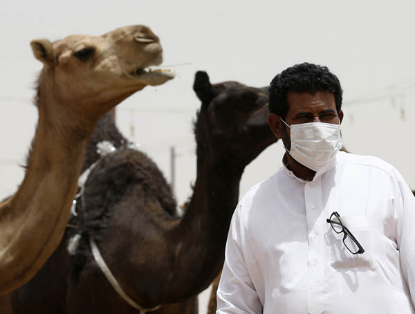 MERS（中東呼吸器症候群）は2012年に初めて確認された（サウジアラビアのラクダ市場でマスクをする男性）