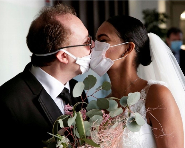 イタリア南部ナポリで、招待客なしで行われた結婚式でマスクをしたままキスする新郎新婦