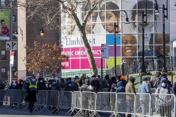ニューヨーク州で新型コロナウイルスの検査を受けるため医療機関の外に並ぶ人々