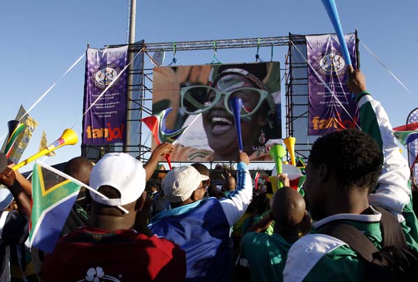 2010年南アフリカW杯 開幕戦を中継するパブリックビューイングで盛り上がる人々