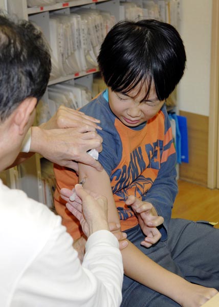 インフルエンザの予防接種を受ける子供