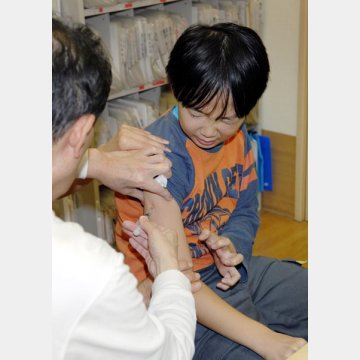 インフルエンザの予防接種を受ける子供
