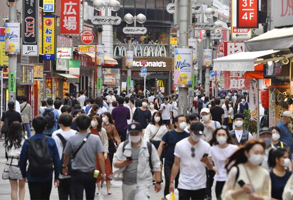 緊急事態宣言が解除された初の週末、買い物客でにぎわう東京・渋谷の「センター街」／