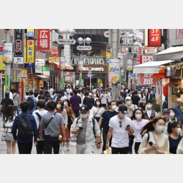 緊急事態宣言が解除された初の週末、買い物客でにぎわう東京・渋谷の「センター街」／