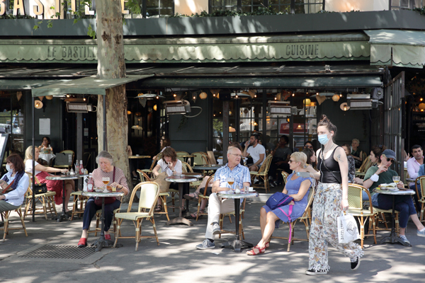 ロックダウン解除後、カフェで楽しむ人々（フランス・パリ）／