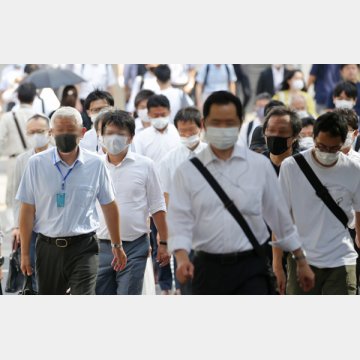 マスクをして通勤する人々